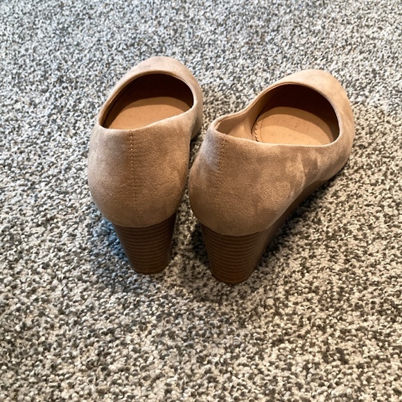 LOFT Tan Heels with Rounded Toe - Picture 3 of 4